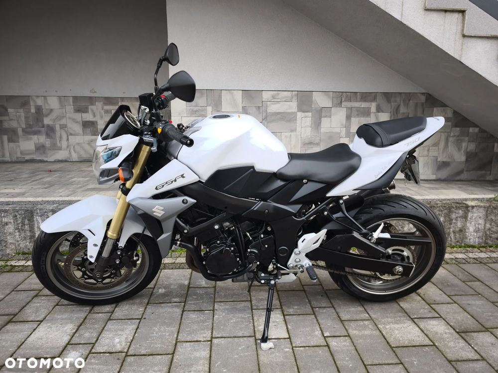 Suzuki GSR - 2