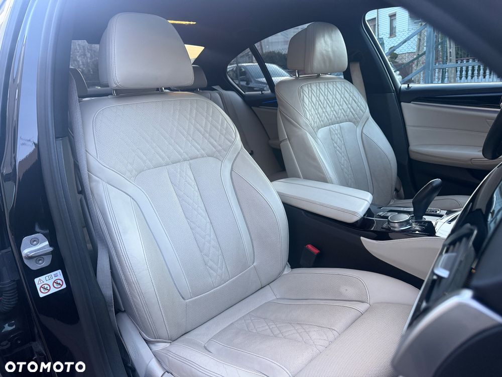 BMW Seria 5 M550i xDrive - 36