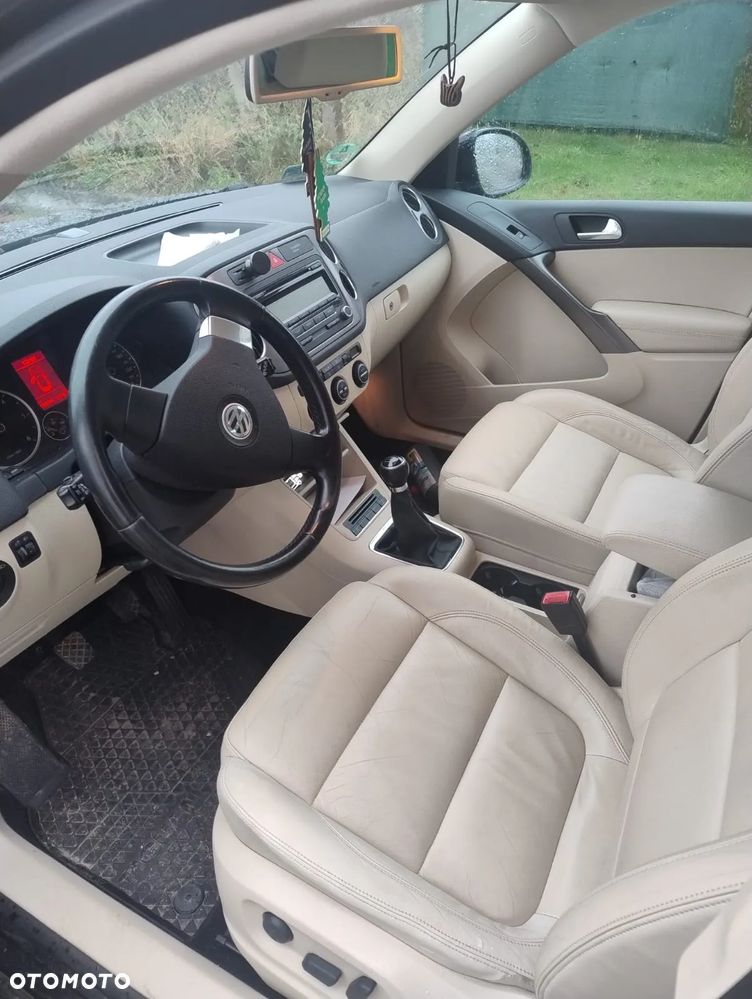 Volkswagen Tiguan - 1