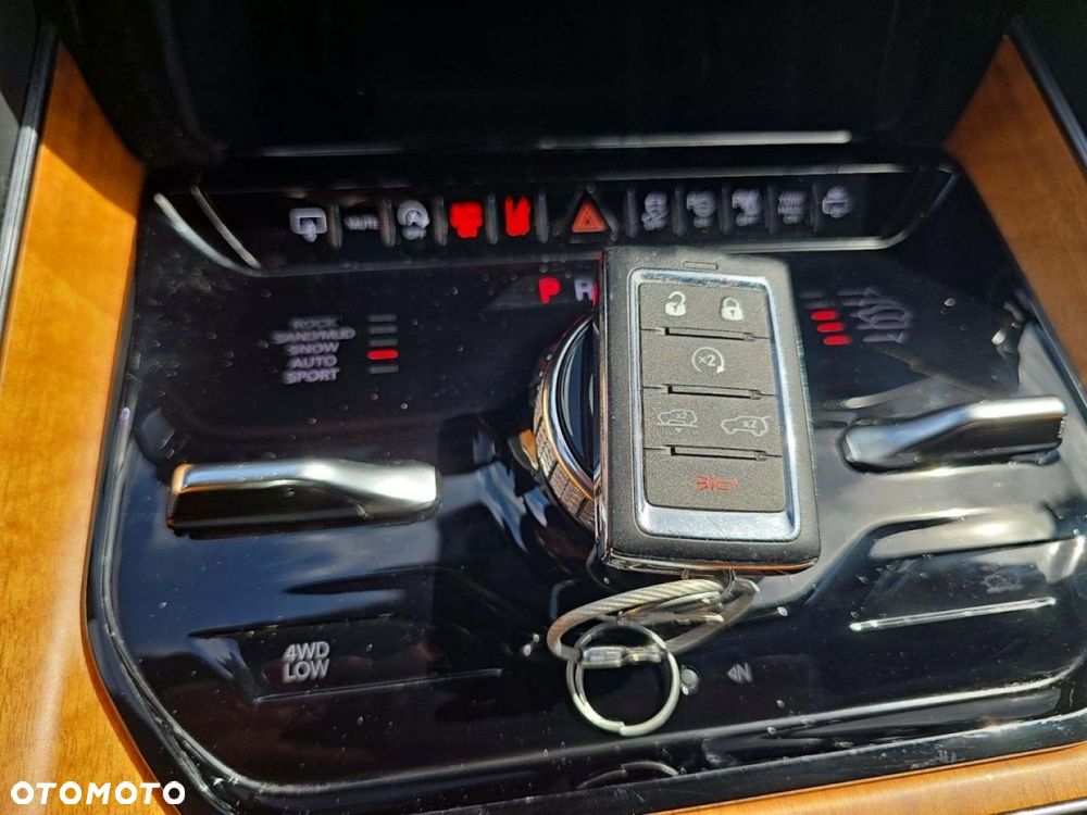 Jeep Grand Wagoneer - 10