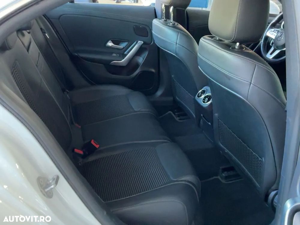 Mercedes-Benz CLA 180 7G-DCT - 4