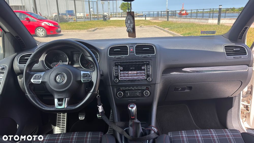 Volkswagen Golf - 1
