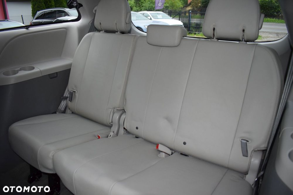 Toyota Sienna - 12