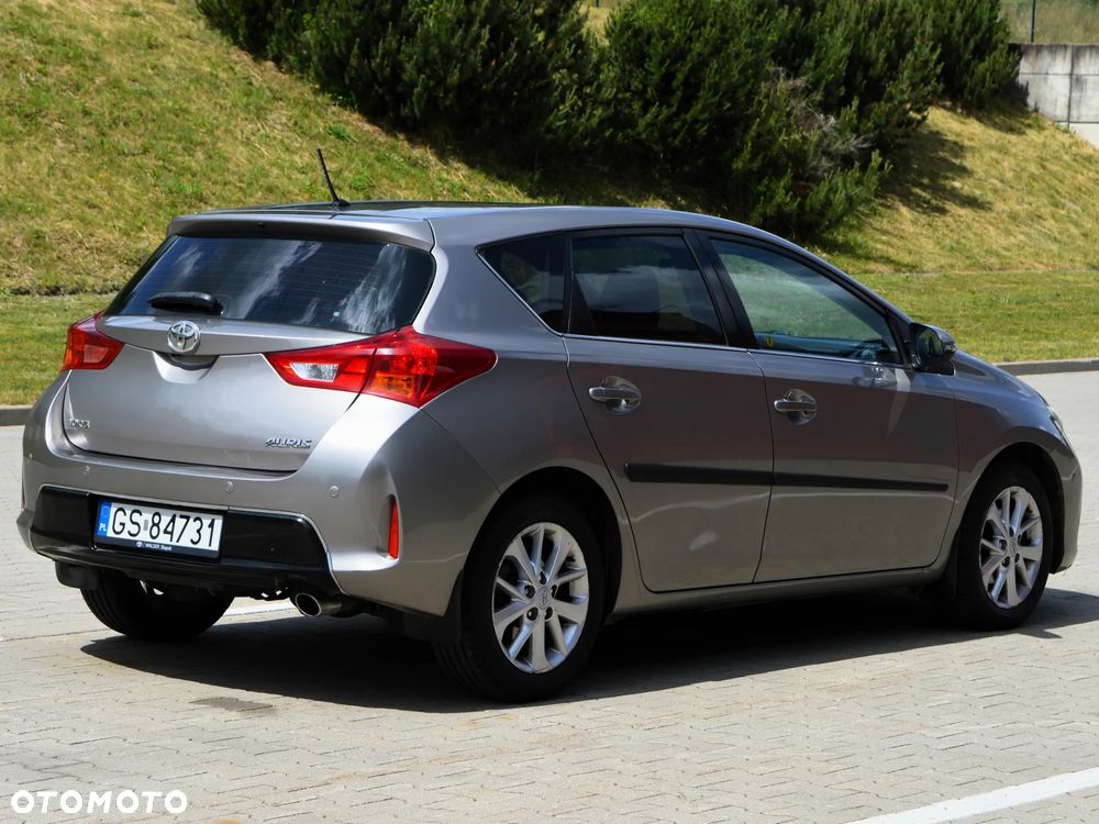Toyota Auris 1.6 Premium + - 2