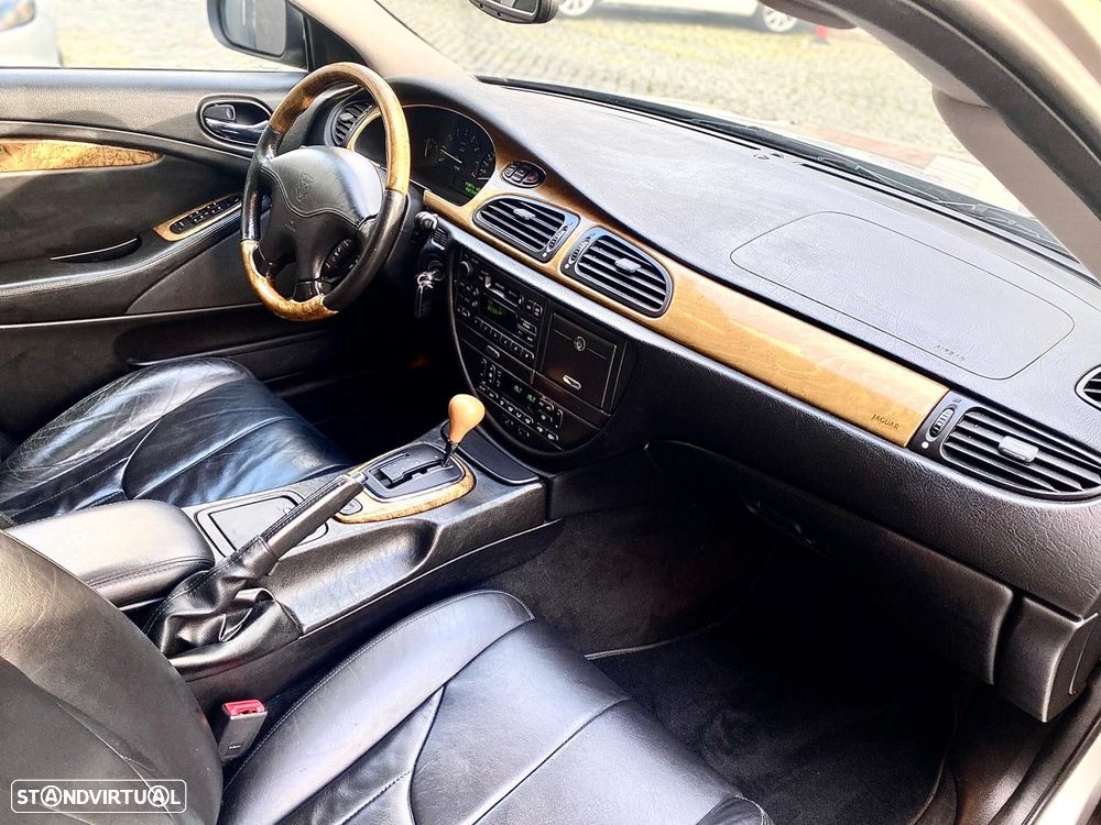 Jaguar S-Type 3.0 V6 Executive Auto. - 33