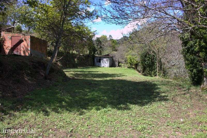 Terreno com casa de pedra - Grande imagem: 4/7