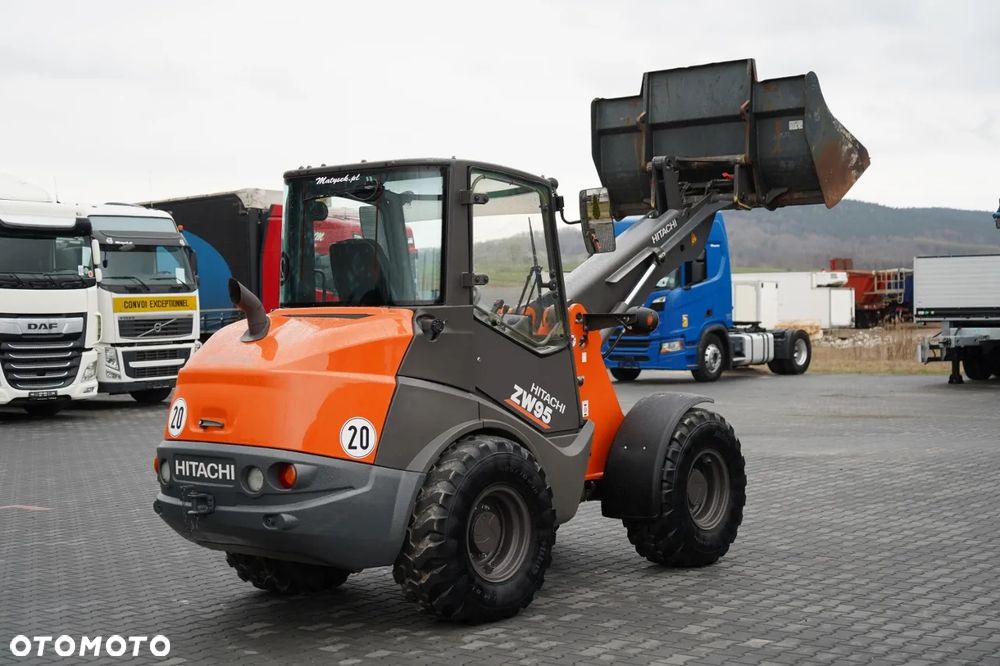 Hitachi ZW95 / ŁADOWARKA KOŁOWA / 2020 R / WIDŁY DO PALET - 7