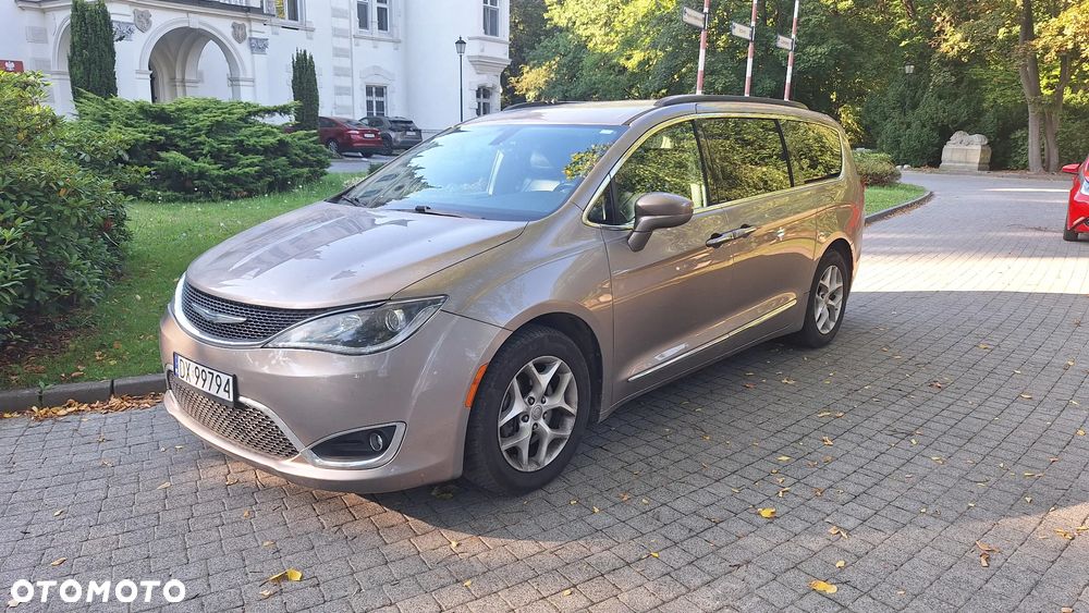 Chrysler Pacifica - 1