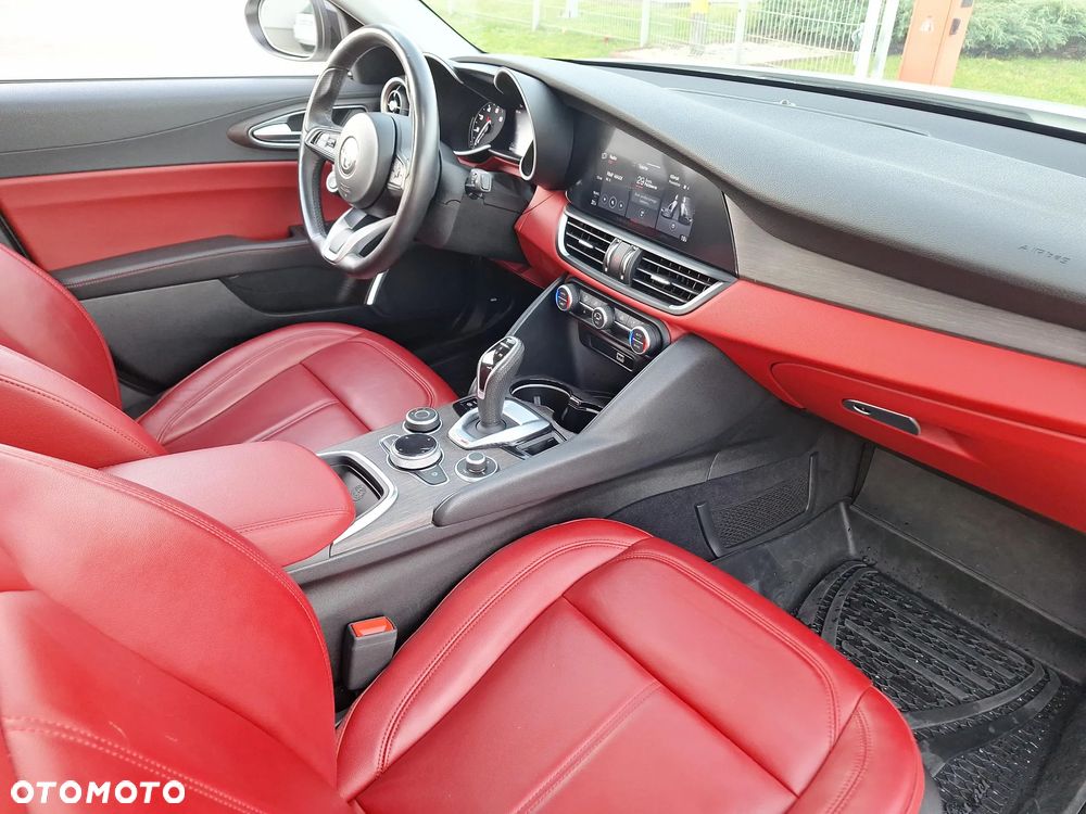 Alfa Romeo Giulia 2.0 Turbo 16V AT8-Q4 Ti - 10