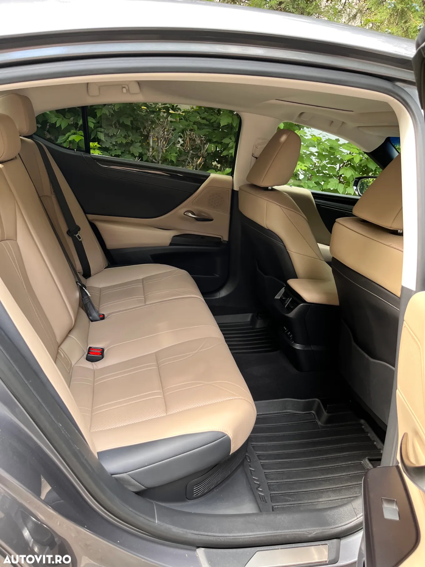 Lexus Seria ES 300h 2.5 TNGA HV 25H- 4X2 CVT Executive - 25