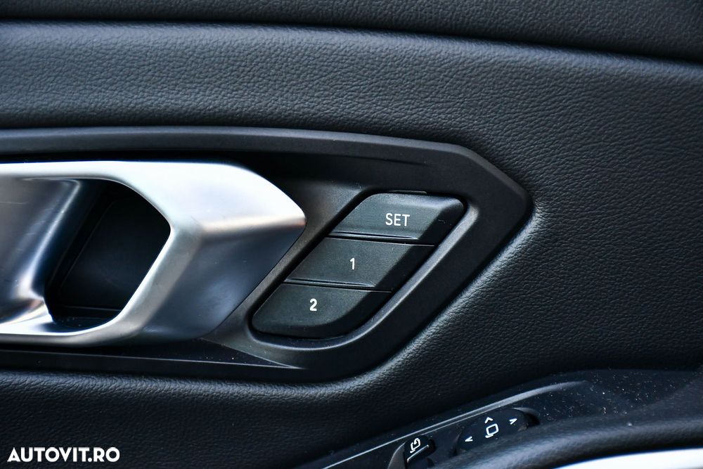 BMW Seria 3 330i xDrive AT - 33