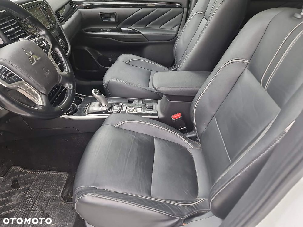 Mitsubishi Outlander 2.0 4WD Plus - 24