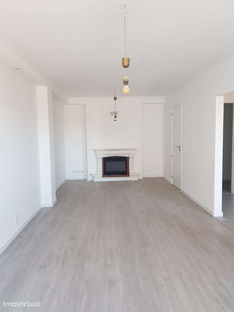 T3 Remodelado em Condomínio Privado com Jardim e Box para 2 Carros - Grande imagem: 5/22