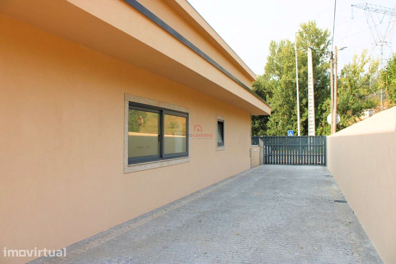 Moradia T3 Térrea totalmente Remodelada em Lordelo, Guimarães - Grande imagem: 2/45