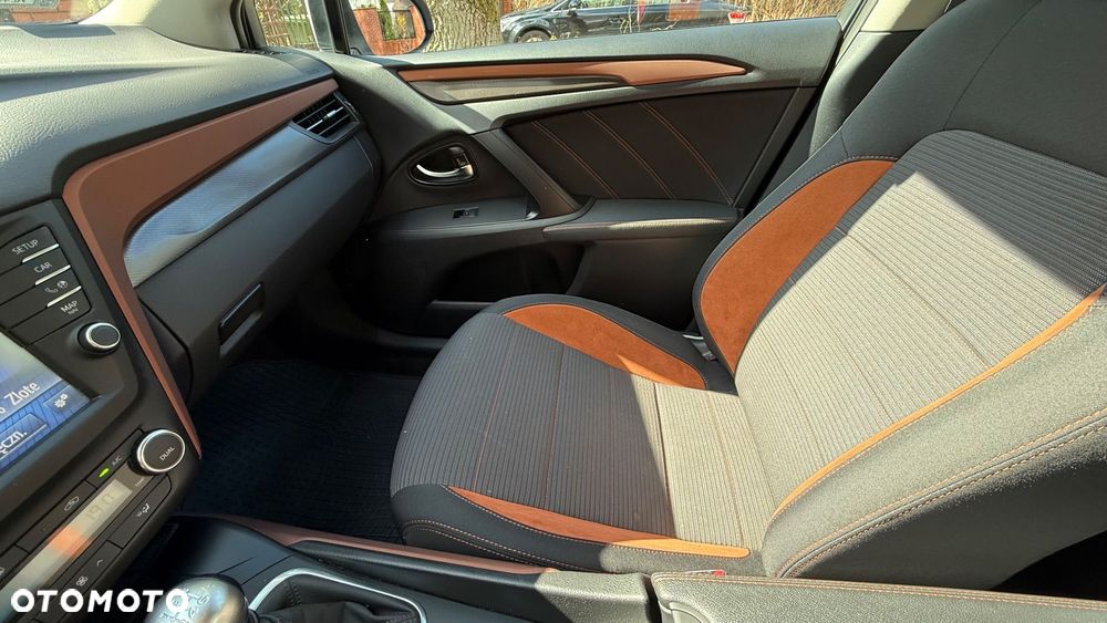 Toyota Avensis 1.8 Sol - 16