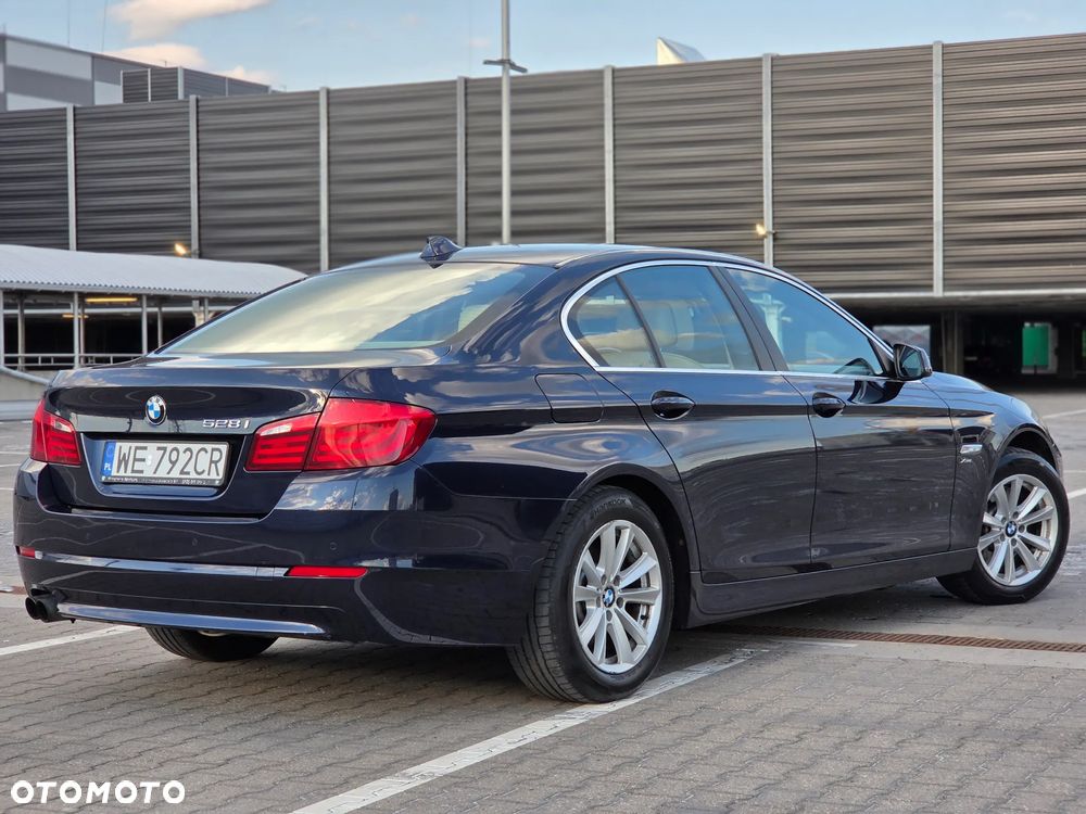 BMW Seria 5 528i xDrive - 12