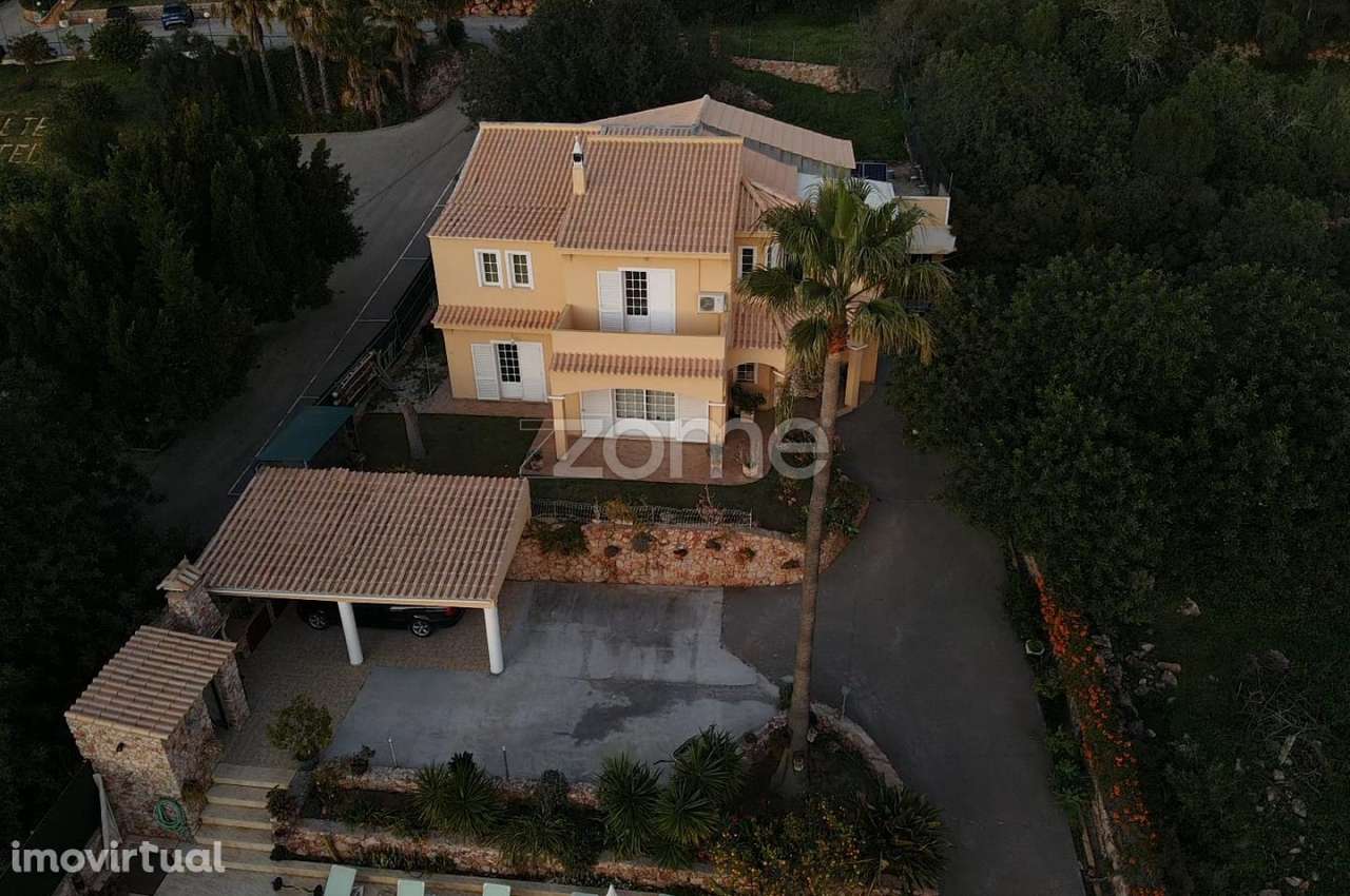 Moradia V4 em Alte com piscina e uma deslumbrante vista mar - Grande imagem: 2/60