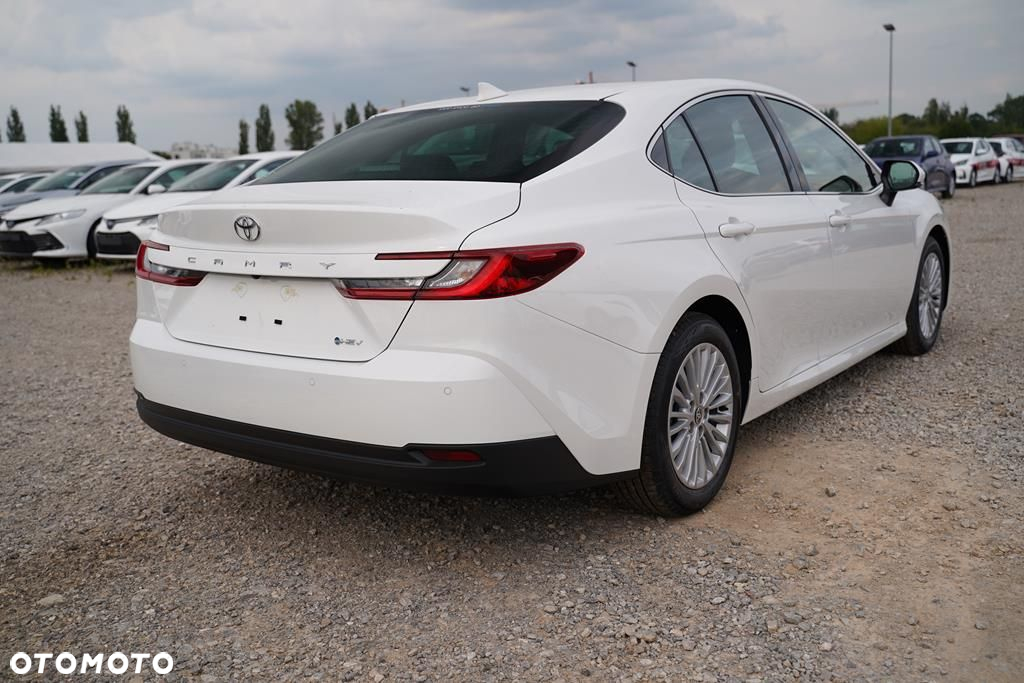 Toyota Camry - 4