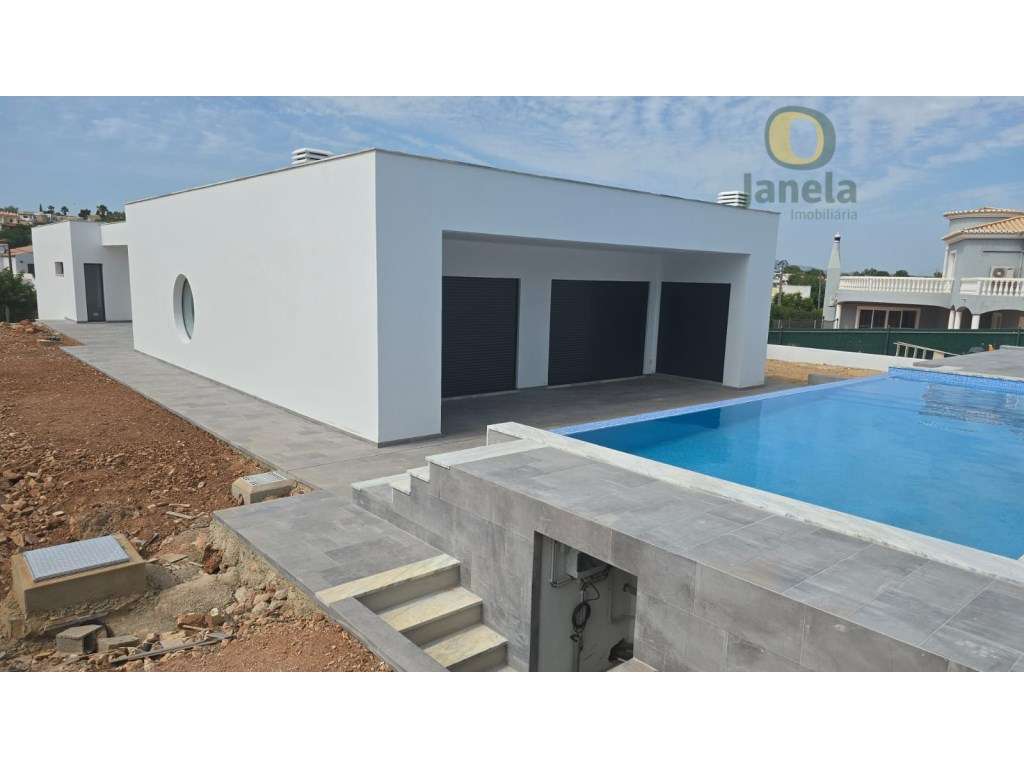 NOVA moradia Contemporânea com piscina overflow - Grande imagem: 4/23