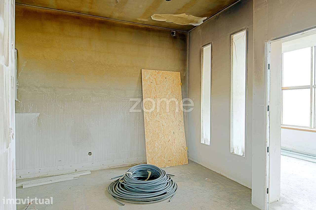 Loja com potencial p/ T2 a 200 m da Casa da Música - Grande imagem: 3/16