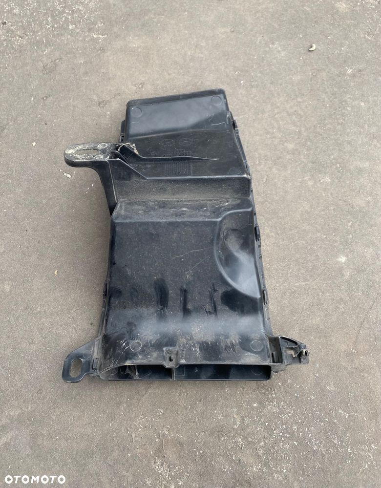 TOYOTA COROLLA E21  WLOT ŁAPACZ DOLOT POWIETRZA Z PASA PRZEDNIEGO NA PAS PRZEDNI DO FILTRA POWIETRZA RURA SSĄCA 17753-0Y010  177530Y010 E 21 E210 E 210 XII sedan kierownica wlotu powietrza - 2