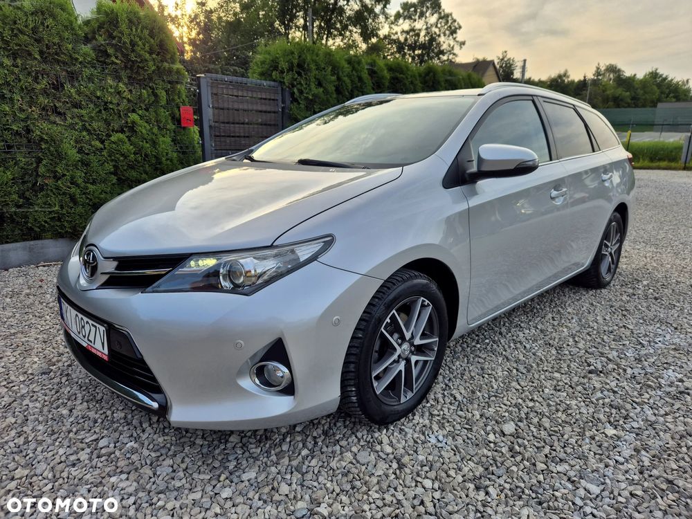 Toyota Auris 1.6 Valvematic Executive - 1