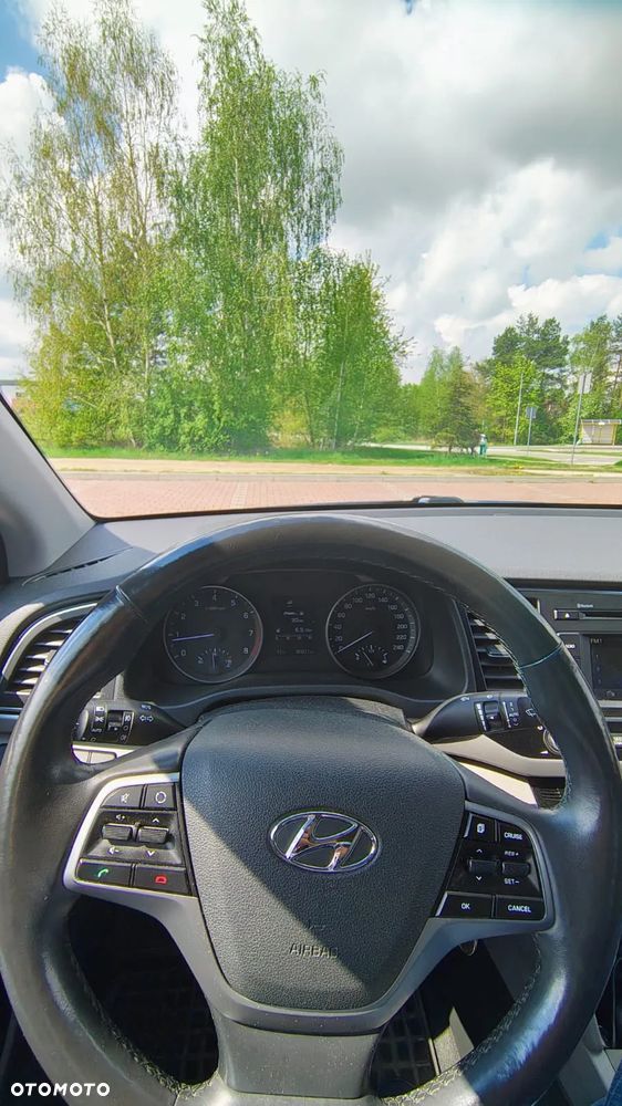 Hyundai Elantra 1.6 Comfort - 12