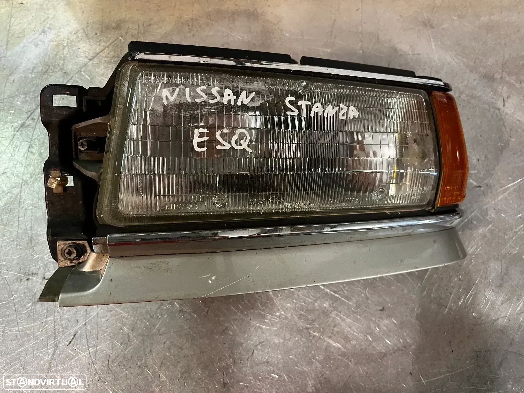 ÓTICA / FAROL NISSAN STANZA - ESQUERDO / DIREITO - 1