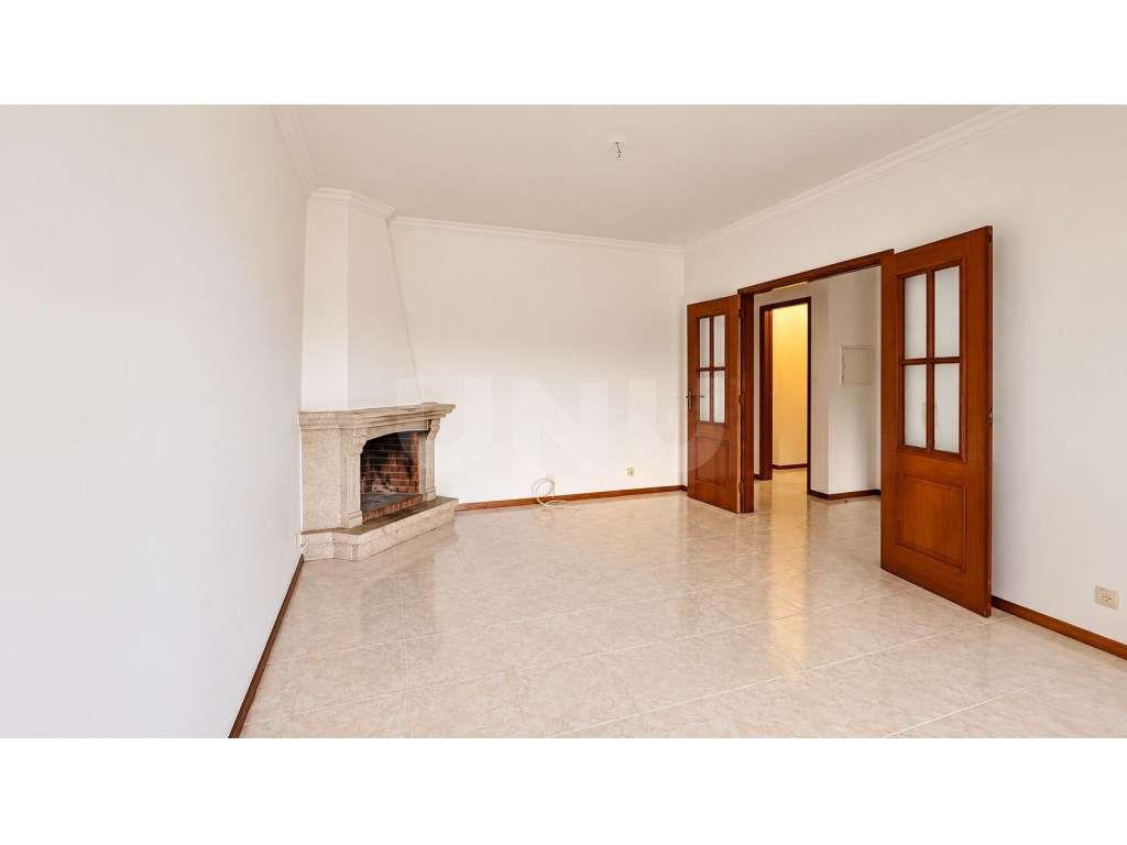 Apartamento T2 com Elevador e Duas Varandas - Cavaco - Santa Maria ... - Grande imagem: 5/23