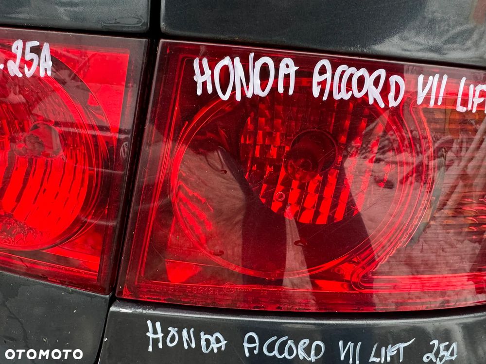 HONDA ACCORD VII LAMPA PRAWY TYŁ PRAWA TYLNA Z BŁOTNIKA BŁOTNIK SEDAN - 7