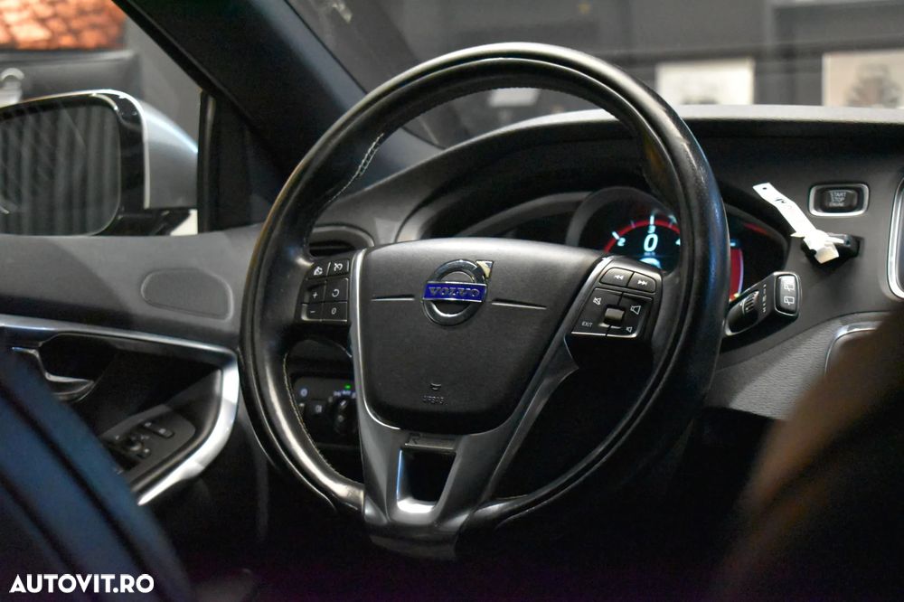 Volvo V40 D3 R-Design - 12