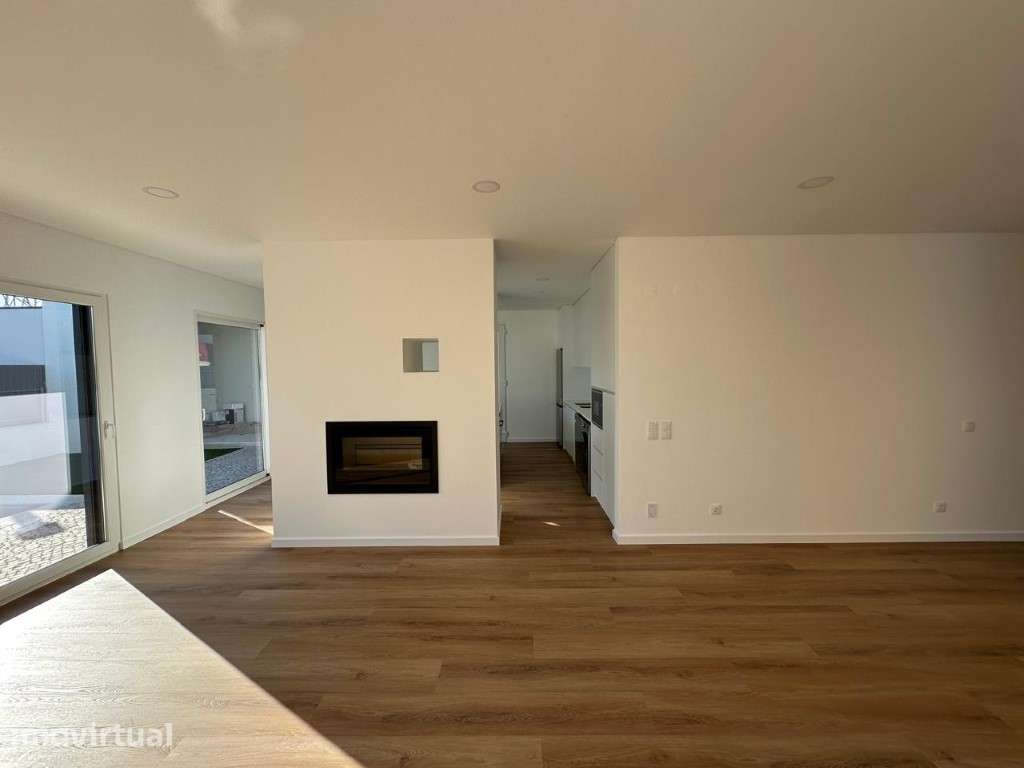 Moradia T3 com piscina disponível para arrendar em Vila Nogueira de... - Grande imagem: 4/18