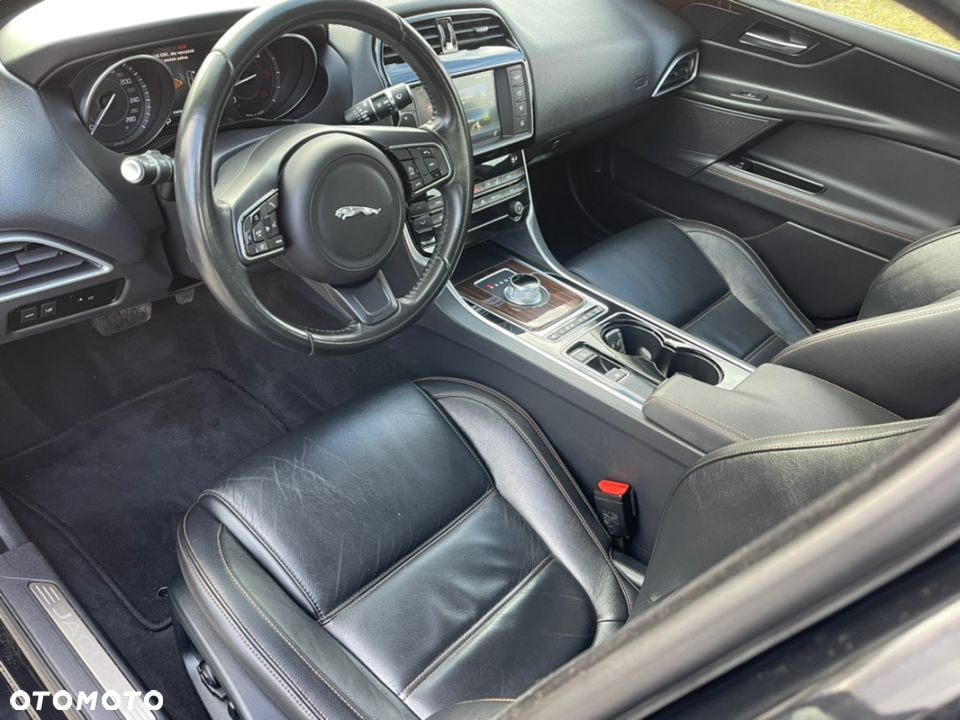 Jaguar XE 2.0 D AWD Prestige - 19