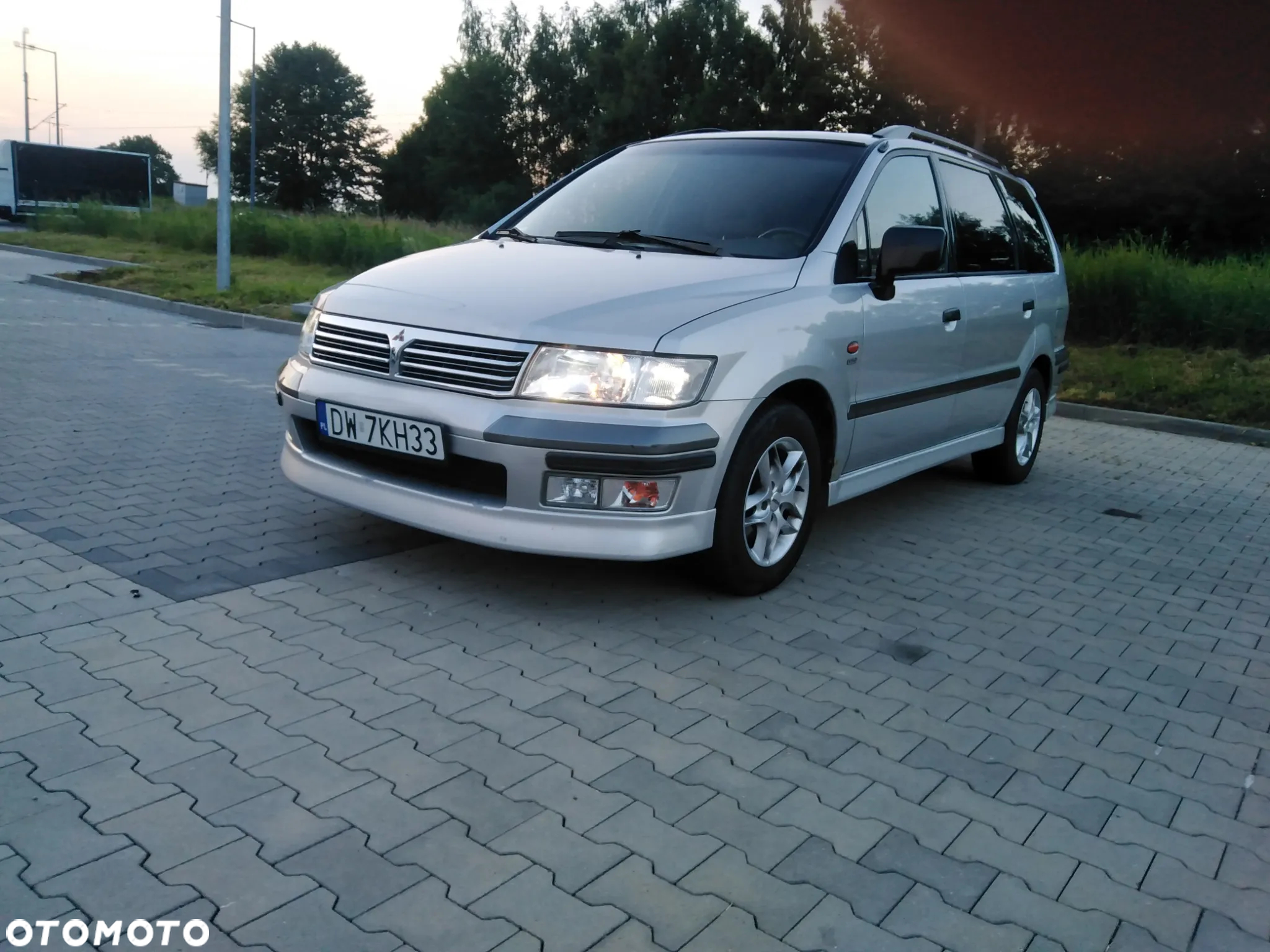 Mitsubishi Space Wagon - 2
