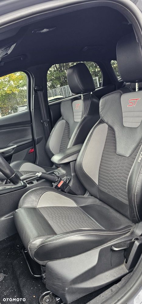 Ford Focus 2.0 EcoBoost ST mit Leder-Sport-Paket - 16