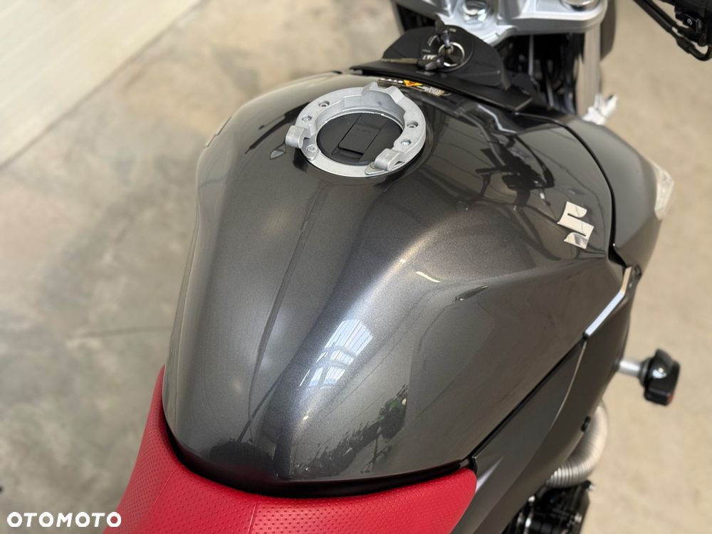 Suzuki GSR - 20