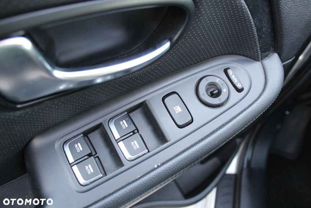 Kia Carens - 23