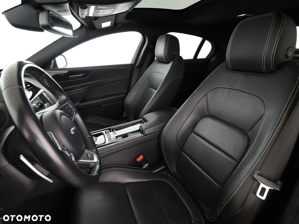 Jaguar XE 20d R-Sport - 14