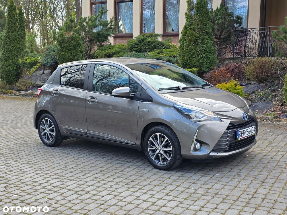 Toyota Yaris Hybrid 100 Premium - 32
