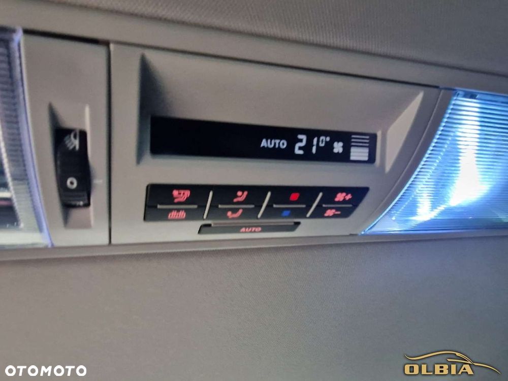 Volkswagen Multivan - 32