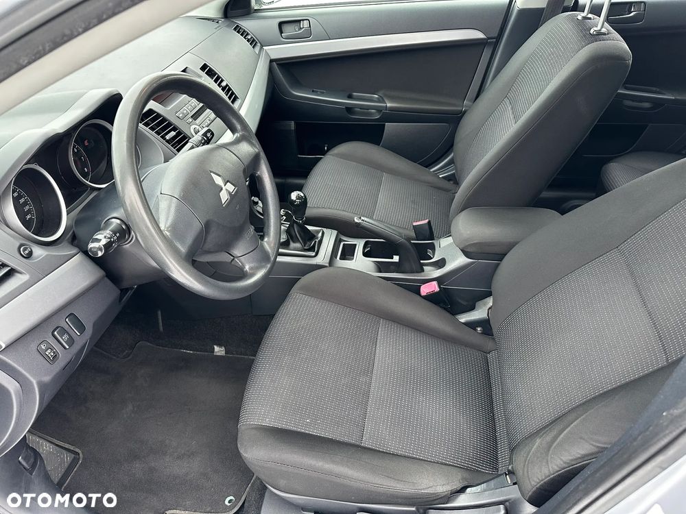Mitsubishi Lancer 1.5 Inform - 8
