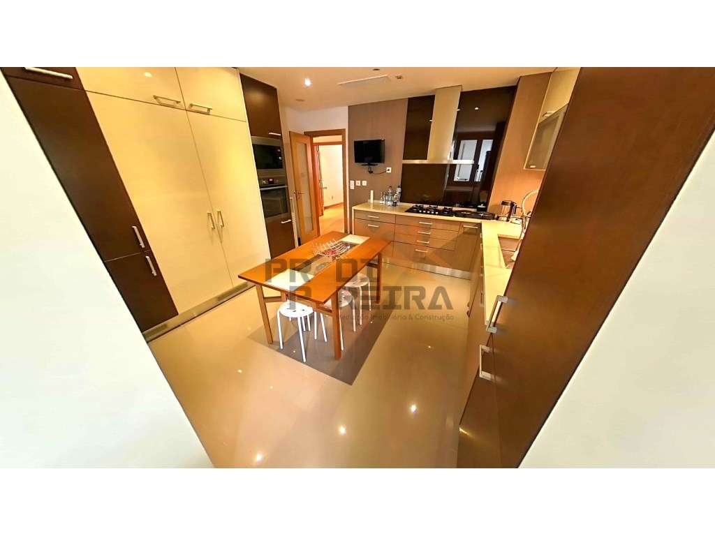 T4 SEMI-NOVO COM VARANDA E BOX PARA 4 CARROS NA QUINTA DO INFANTADO... - Grande imagem: 5/38