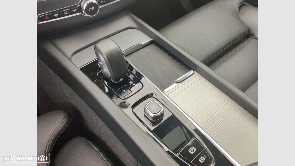 Volvo XC 60 2.0 T6 PHEV Plus Dark AWD — fotografia 19