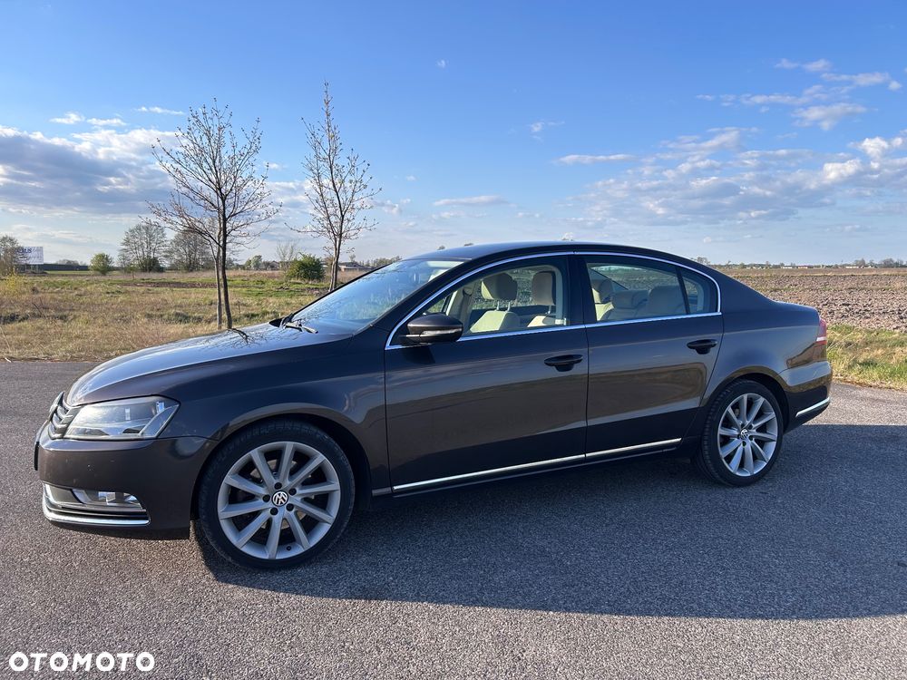 Volkswagen Passat - 1