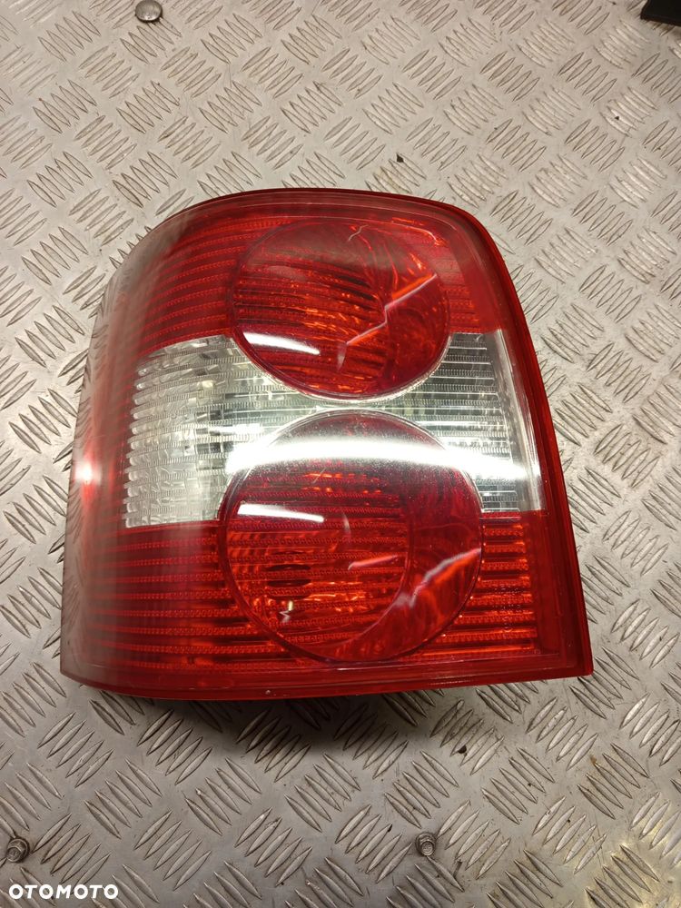 VW PASSAT B5 FL KOMBI LAMPA LEWY TYŁ - 1