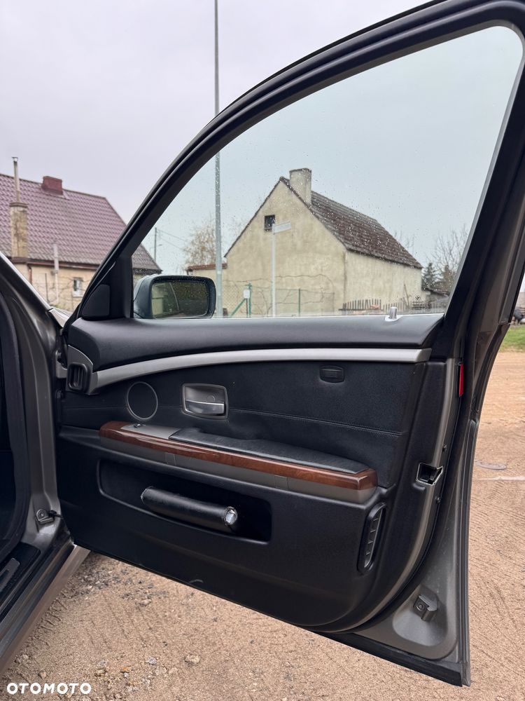 BMW Seria 7 750i L - 23