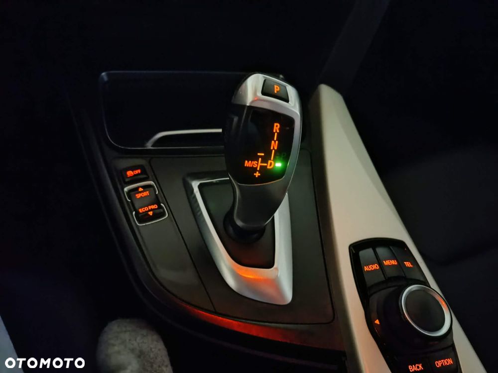 BMW Seria 3 318i - 14