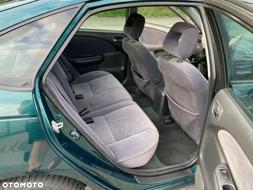 Toyota Avensis Liftback 00-03 - 12