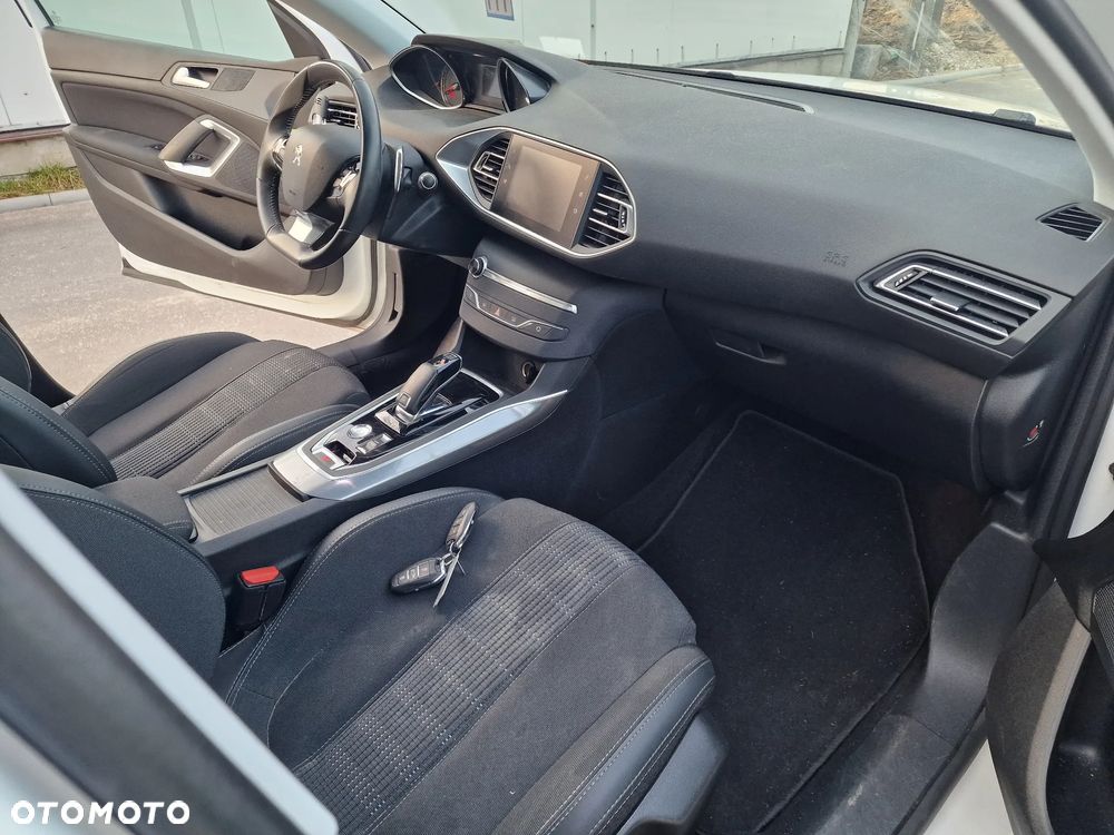 Peugeot 308 PureTech 130 GPF EAT8 Stop & Start Allure Business-Paket - 23