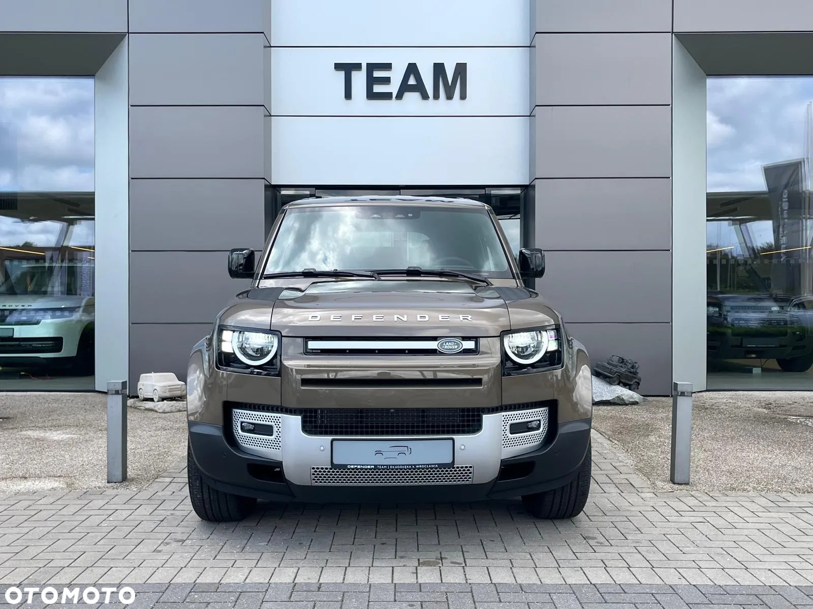 Land Rover Defender - 2